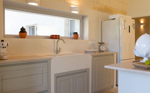 Tenuta Palù: Cabinetry, Ejendom, Countertop, Køkken, Tap, Håndvask, Træ, Belysning, Indretning, Gulvbelægning