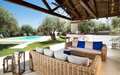 Corte Carrubo - Rosolini, Sicilia: Plante, Ejendom, Couch, Himmel, Skygge, Bygning, Bord, Træ, Indretning, Arkitektur