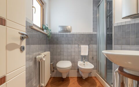 Altomare Apartment: Ejendom, Sanitærarmatur, Håndvask, Badeværelse, Bygning, Badeværelsesvask, Tap, Purple, Indretning