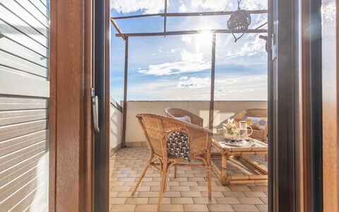 Altomare Apartment: Møbel, Himmel, Sky, Ejendom, Bygning, Stol, Vindue, Bord, Træ, Skygge