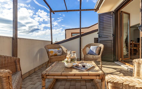 Altomare Apartment: Bord, Møbel, Ejendom, Bygning, Vindue, Sky, Himmel, Azure, Træ, Stol