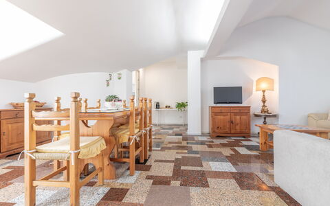 Altomare Apartment: Møbel, Cabinetry, Bord, Træ, Indretning, Køkken, Skuffe, Bejdse, Etage, Gulvbelægning