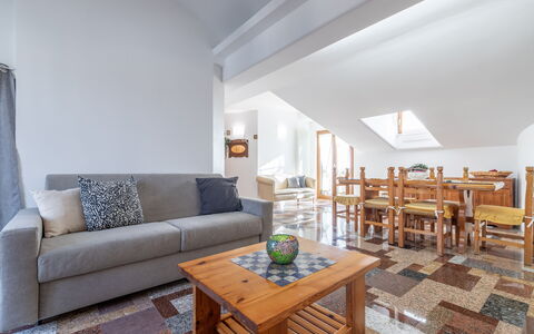 Altomare Apartment: Bord, Møbel, Couch, Indretning, Stue, Træ, Bygning, Etage, Stol, Studio Couch