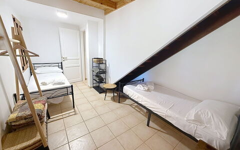 Eucalipto: Soveværelse, Etage, Gulvbelægning, Seng, Sengetøj, Sengetøj, Møbel, Bed Frame, Indretning