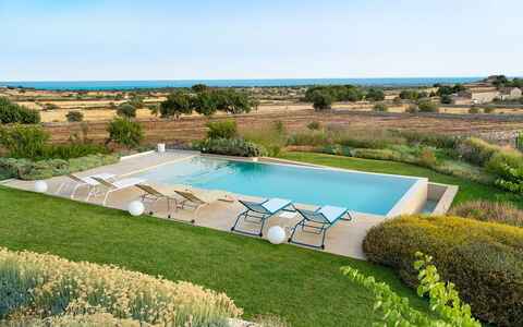 Splendida - Modica, Sicilia: Plante, Himmel, Bygning, Vand, Svømmepøl, Azure, Træ, Naturlige Landskab, Land Lot, Rektangel