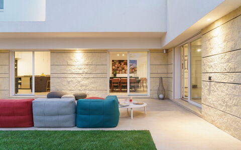 Splendida - Modica, Sicilia: Ejendom, Møbel, Couch, Studio Couch, Stue, Hylde, Gulvbelægning, Etage, Reoler, Komfort