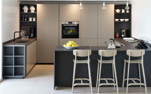 Splendida - Modica, Sicilia: Møbel, Bord, Cabinetry, Indretning, Stol, Gulvbelægning, Etage, Køkken, Væg, Reoler