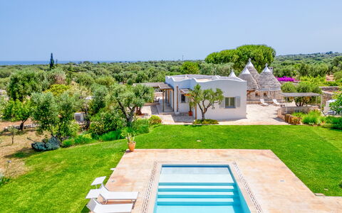 Villa Del Capitolo Con Trullo: Himmel, Plante, Ejendom, Bygning, Natur, Azure, Træ, Arkitektur, Græs, Vand