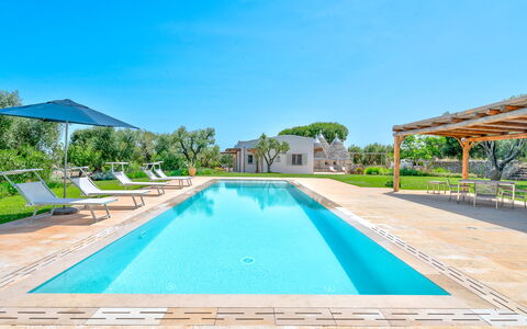 Villa Del Capitolo Con Trullo: Vand, Plante, Himmel, Ejendom, Svømmepøl, Azure, Skygge, Træ, Krop Af Vand, Udendørs Møbler