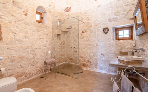 Villa Del Capitolo Con Trullo: Ejendom, Sanitærarmatur, Indretning, Træ, Bygning, Mursten, Gulvbelægning, Etage, Badeværelse, Ejendom