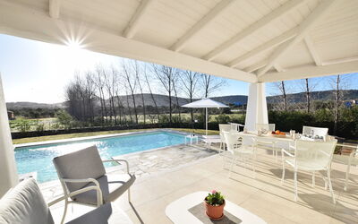 Villa Helios - Budoni, Sardegna: Vand, Himmel, Plante, Ejendom, Møbel, Bord, Stol, Svømmepøl, Skygge, Vindue