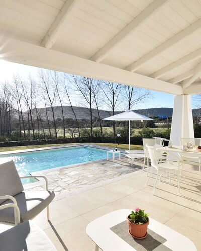 Villa Helios - Budoni, Sardegna: Vand, Himmel, Plante, Ejendom, Møbel, Bord, Stol, Svømmepøl, Skygge, Vindue