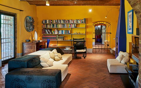 Villa Botinaccio: Møbel, Ejendom, Couch, Billedramme, Bord, Stue, Arkitektur, Træ, Indretning, Reol