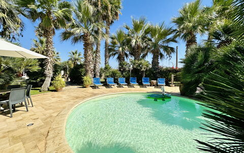 Villa Rosarno: Vand, Plante, Møbel, Svømmepøl, Azure, Himmel, Træ, Udendørs Møbler, Badeby, Stol