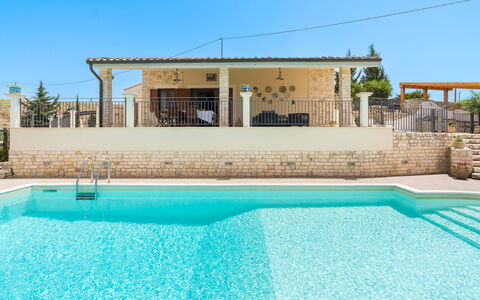 Villa Vistamare - Montallegro, Sicilia: Vand, Himmel, Ejendom, Svømmepøl, Bygning, Blå, Azure, Skygge, Fritid, Kompositmateriale