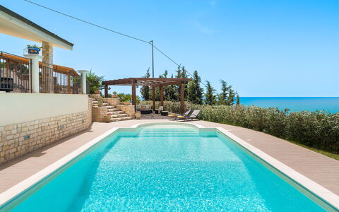 Villa Vistamare - Montallegro, Sicilia: Vand, Himmel, Ejendom, Plante, Azure, Skygge, Fritid, Badeby, Aqua, Træ