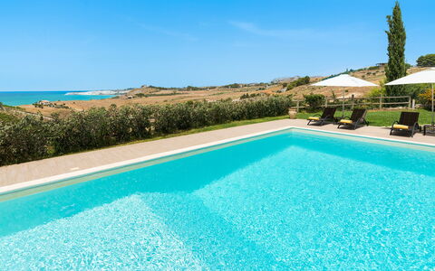 Villa Vistamare - Montallegro, Sicilia: Vand, Himmel, Plante, Ejendom, Svømmepøl, Azure, Blå, Bygning, Rektangel, Græs