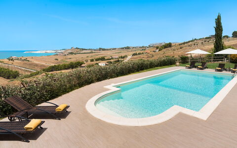 Villa Vistamare - Montallegro, Sicilia: Himmel, Vand, Plante, Ejendom, Bygning, Svømmepøl, Udendørs Møbler, Træ, Ejerlejlighed, Landskab