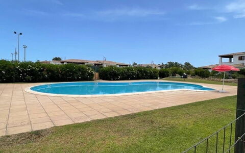 Luisa Apartment In Budoni, Shared Pool: Vand, Himmel, Plante, Svømmepøl, Sky, Bygning, Skygge, Rektangel, Græs, Træ