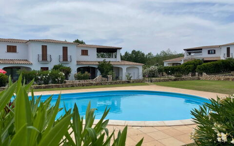 Luisa Apartment In Budoni, Shared Pool: Vand, Sky, Plante, Himmel, Ejendom, Bygning, Svømmepøl, Azure, Vindue, Krop Af Vand