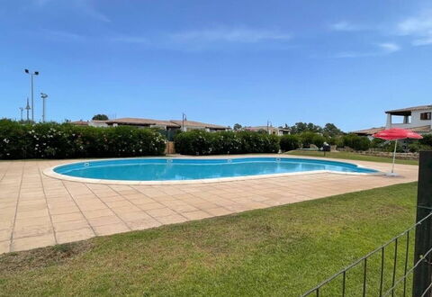 Luisa Apartment In Budoni, Shared Pool: Vand, Himmel, Plante, Svømmepøl, Sky, Bygning, Skygge, Rektangel, Græs, Træ
