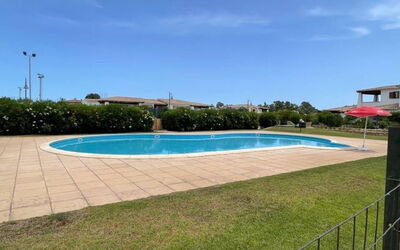 Luisa Apartment In Budoni, Shared Pool: Vand, Himmel, Plante, Svømmepøl, Sky, Bygning, Skygge, Rektangel, Græs, Træ