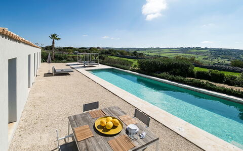 Villa Carmelita - Ragusa, Sicilia: Vand, Himmel, Sky, Plante, Ejendom, Azure, Bygning, Svømmepøl, Udendørs Møbler, Stol