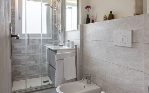 Lucca Old Town Apartment - Lucca, Toscana: Gulvbelægning, Badeværelse, Sanitærarmatur, Indretning, Væg, Etage, Badeværelsesvask, Håndvask, Toilet, Tap