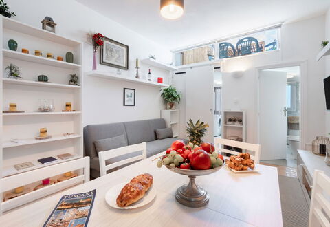 Lucca Old Town Apartment - Lucca, Toscana: Mad, Ejendom, Møbel, Bord, Cabinetry, Orange, Couch, Indretning, Countertop, Billedramme