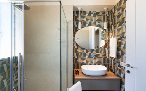 Villa Argento - Rosolini, Sicilia: Spejl, Ejendom, Håndvask, Bygning, Indretning, Træ, Badeværelse, Badeværelsesvask, Etage