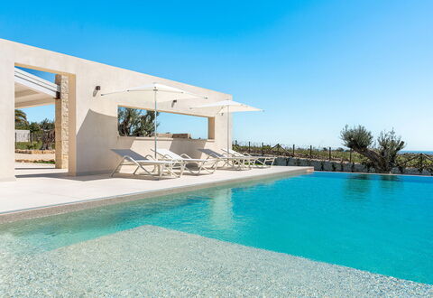 Villa Argento - Rosolini, Sicilia: Vand, Himmel, Plante, Blå, Svømmepøl, Azure, Skygge, Træ, Bygning, Kompositmateriale