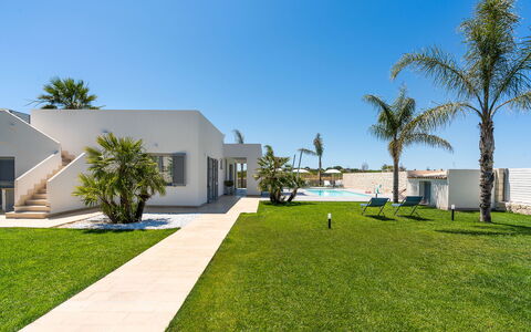 Villa Le Palme - Noto, Sicilia: Himmel, Plante, Bygning, Azure, Træ, Land Lot, Arecales, Urban Design, Græs, Boligområde