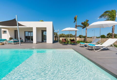 Villa Le Palme - Noto, Sicilia: Vand, Himmel, Ejendom, Plante, Svømmepøl, Azure, Blå, Bygning, Udendørs Møbler, Skygge