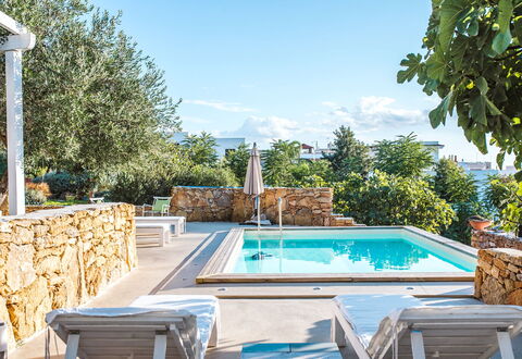 Villa Trullo - Torricella, Puglia: Vand, Himmel, Daytime, Ejendom, Plante, Svømmepøl, Sky, Azure, Natur, Træ
