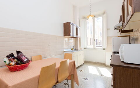 Angelico: Møbel, Bord, Træ, Vindue, Cabinetry, Bygning, Gulvbelægning, Køkken, Etage, Stol