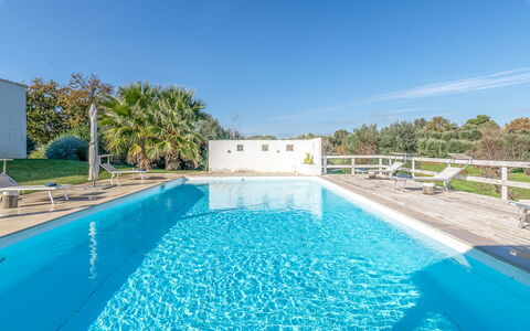 Masseriola Di Puglia: Vand, Plante, Himmel, Ejendom, Svømmepøl, Blå, Natur, Azure, Bygning, Træ
