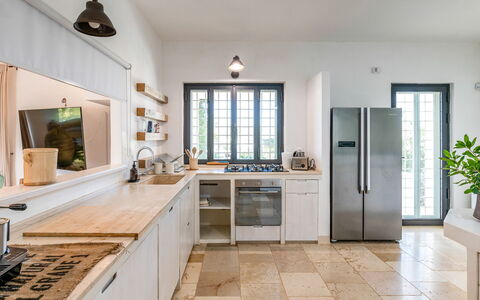 Masseriola Di Puglia: Cabinetry, Countertop, Vindue, Plante, Håndvask, Køkkenvask, Træ, Stueplante, Køkken, Indretning