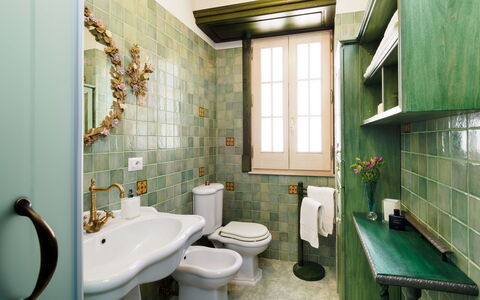 Casa Desiderio - Siracusa, Sicilia: Sanitærarmatur, Tap, Ejendom, Håndvask, Grøn, Badeværelse, Badeværelsesvask, Purple, Bygning, Indretning