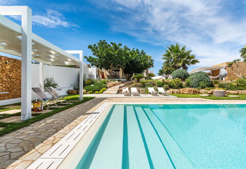 Casa Ocra - Misiliscemi, Sicilia: Sky, Plante, Bygning, Himmel, Ejendom, Vand, Azure, Svømmepøl, Træ, Skygge