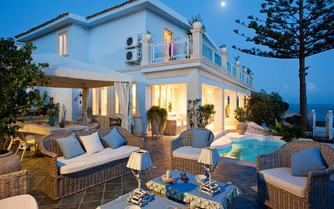 Villa Amena - Siracusa, Sicilia: Himmel, Ejendom, Plante, Blå, Couch, Azure, Bygning, Indretning, Skygge, Udendørs Møbler