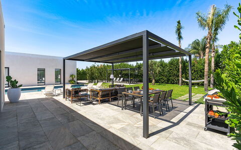 Villa Duetto - Siracusa, Sicilia: Plante, Himmel, Ejendom, Bygning, Blomsterkrukke, Skygge, Sky, Træ, Udendørs Møbler, Fritid