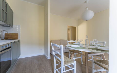 Spacious Apartment In Sori With Large Terrace - So: Ejendom, Møbel, Bord, Træ, Stol, Bygning, Belysning, Indretning, Gulvbelægning, Etage
