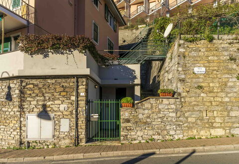 Spacious Apartment In Sori With Large Terrace - So: Vindue, Bygning, Plante, Vejbelægning, Dør, Asfalt, Træ, Urban Design, Boligområde, Facade