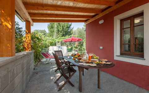 Casa Iris - Versilia, Holiday Home with Pool: Møbel, Ejendom, Bord, Bygning, Plante, Stol, Træ, Skygge, Indretning, Vindue