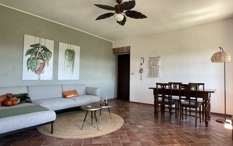 Casa 'il Nocciolo': Bord, Møbel, Ejendom, Billedramme, Couch, Indretning, Belysning, Træ, Gulvbelægning, Loftsventilator