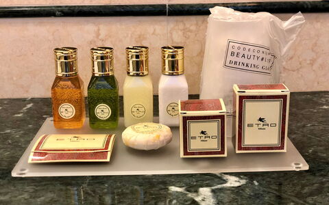 Luxury Villa Con Spa e Panorama a 40 Min Da Roma: Flaske, Produkt, Bord, Træ, Glas Flaske, Drikke, Mad, Ingrediens