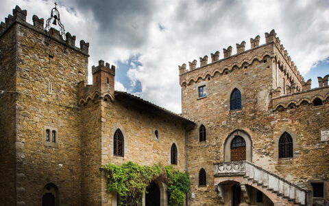 Palazzo Trasimeno: Sky, Himmel, Bygning, Plante, Vindue, Hus, Facade, City, Træ, Arch