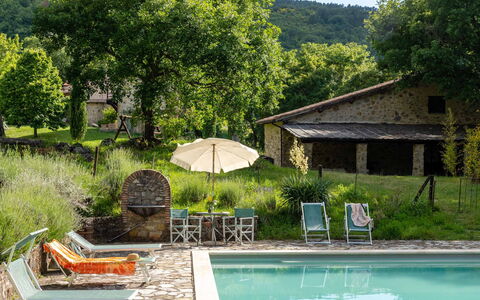 Villa Amiata: Vand, Plante, Ejendom, Bygning, Grøn, Natur, Paraply, Træ, Svømmepøl, Udendørs Møbler