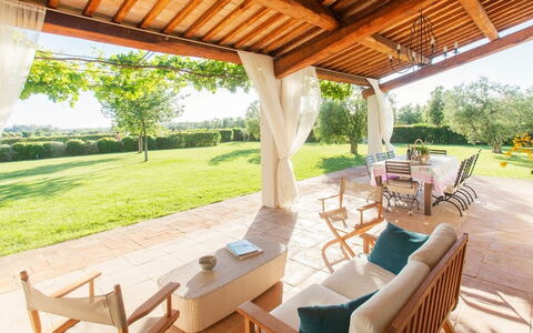 Villa Sant'andrea: Plante, Møbel, Bord, Ejendom, Stol, Træ, Træ, Skygge, Udendørs Møbler, Veranda