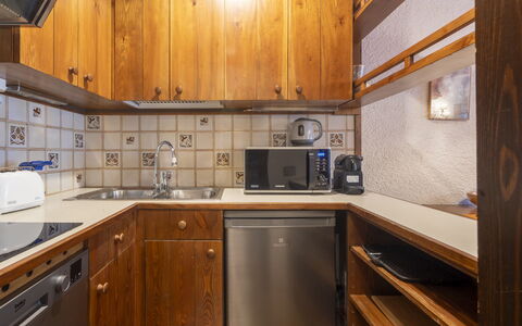 Masserini View Apartment: Træ, Countertop, Gulvbelægning, Køkken, Større Bandage, Cabinetry, Indretning, Etage, Køkken Apparat, Loft